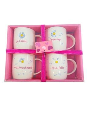 Set Of 4 Ceramic Daisy-Themed French Love Quote Mugs In Pink Gift Box graphic